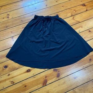 Lululemon black skirt size 8 elastic waist with pockets